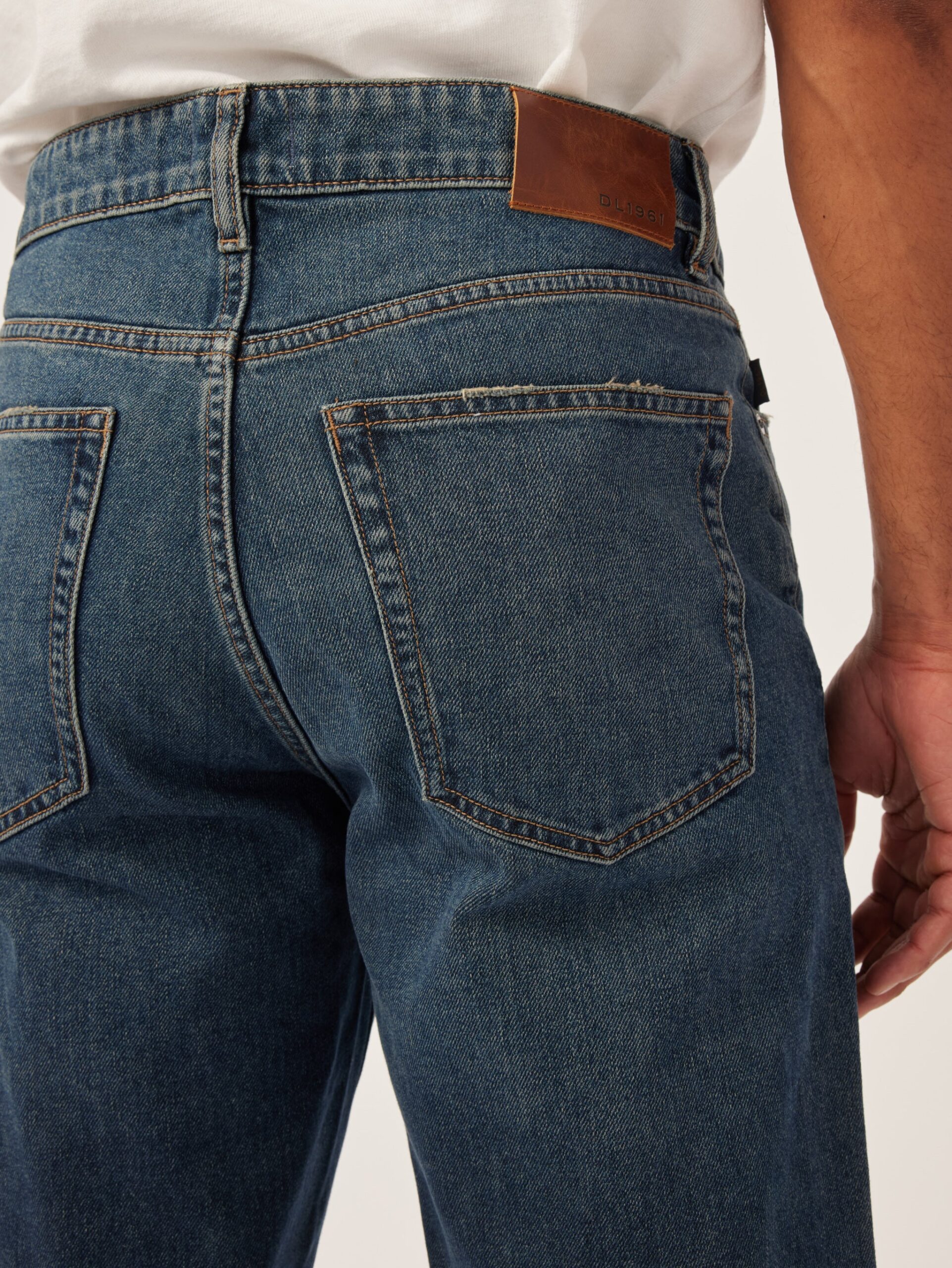 STRAIGHT JEANS